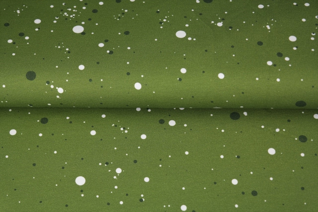 Sniedziņš uz zaļa fona