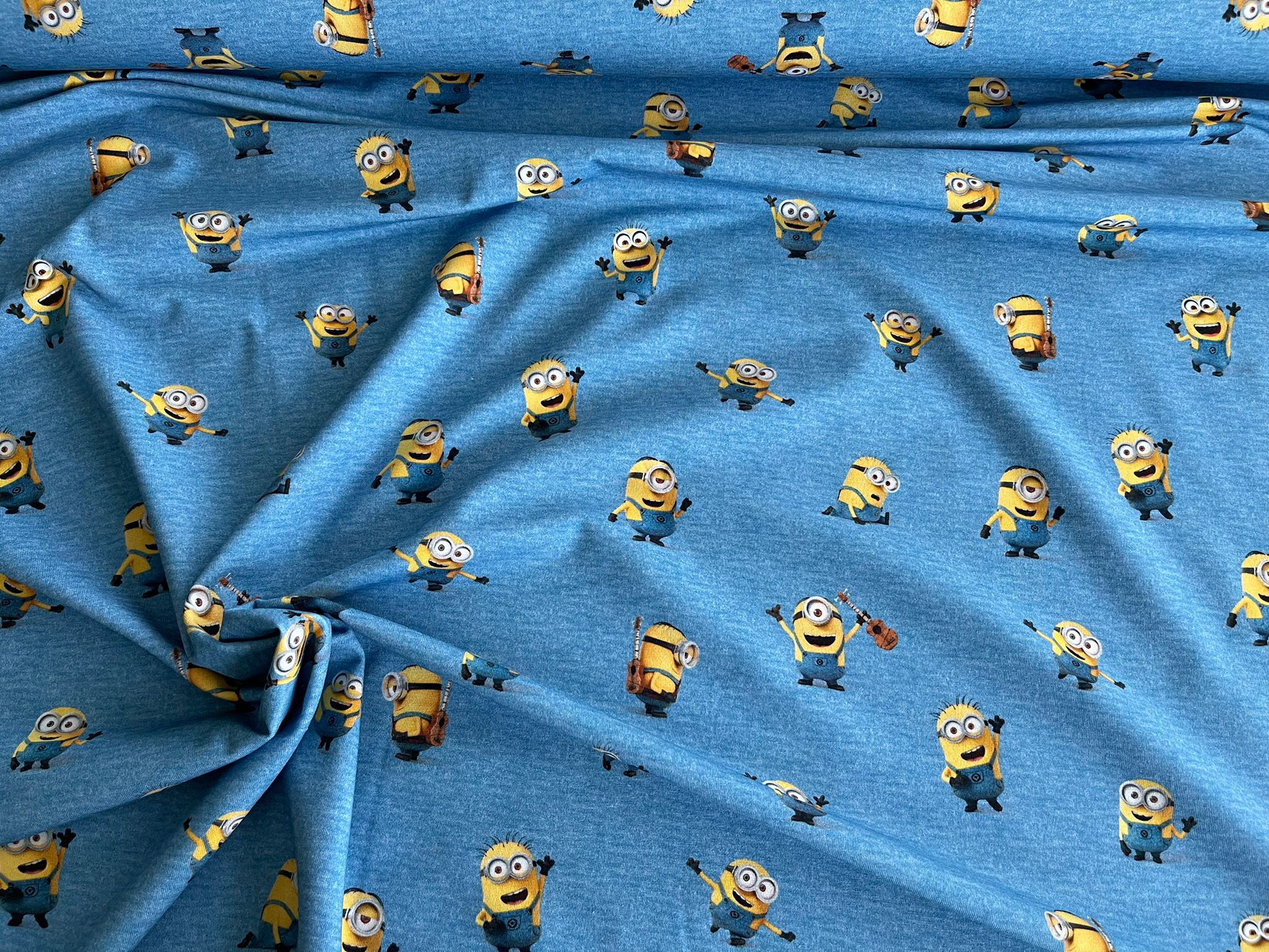 Minions uz zila fona