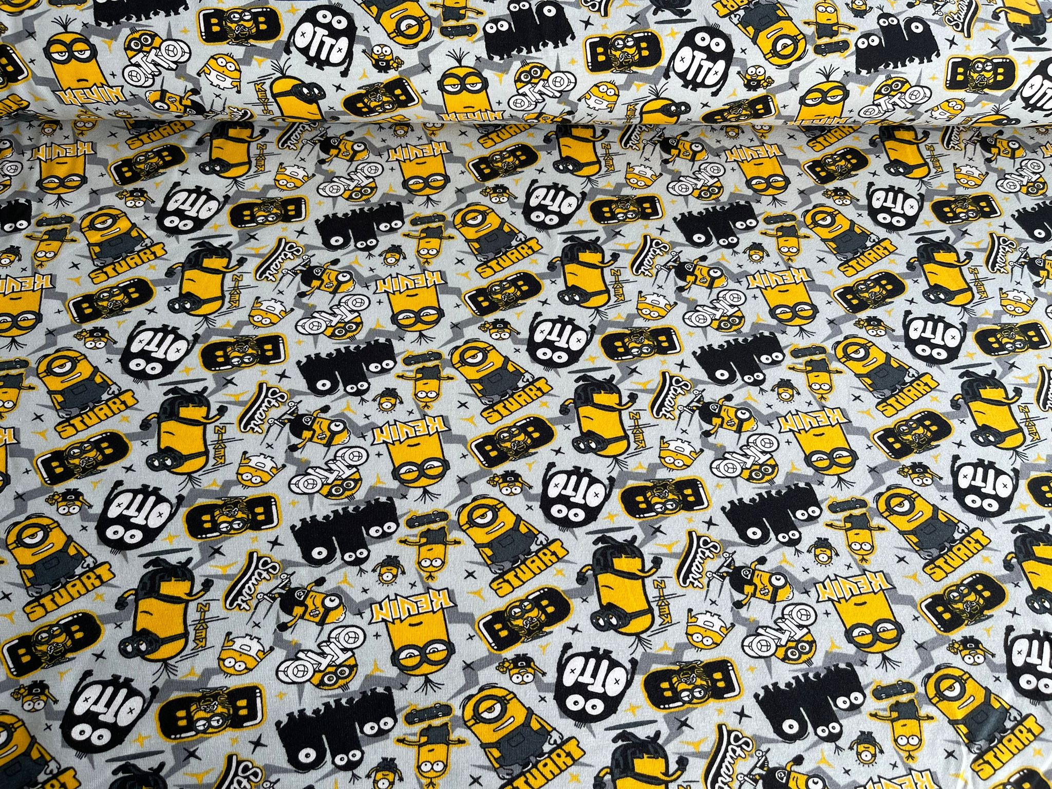 Minions uz pelēka fona