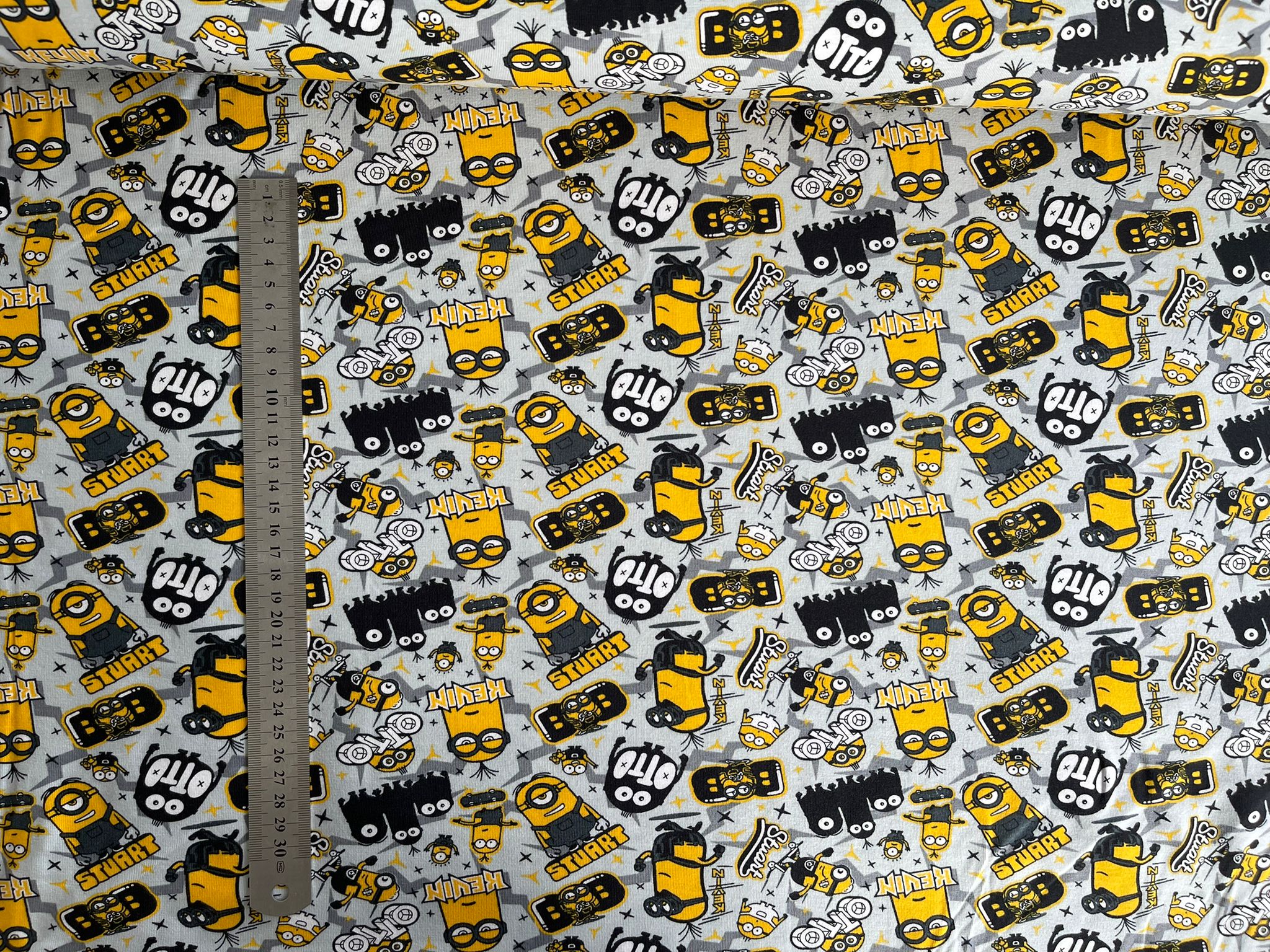 Minions uz pelēka fona - Image 2