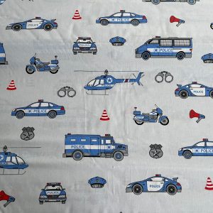 Policijas mašīnas uz pelēka fona